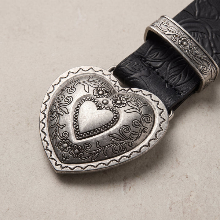 Buckle and strap detail of the Esdra Belt